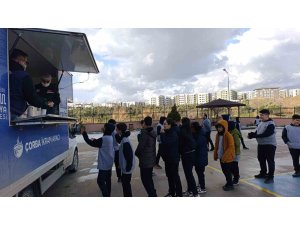 Antakya Belediyesi’nden soğuk kış gününde öğrencilere çorba ikramı