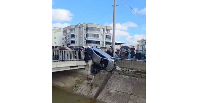 Kaza yapan araç köprünün korkuluklarında asılı kaldı, facia ucuz atlatıldı