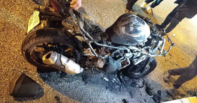 Osmaniye’de park halindeki motosiklet alev alev yandı