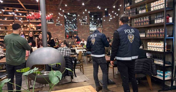 İskenderun polisi kafe ve kıraathanelere uygulama gerçekleştirdi