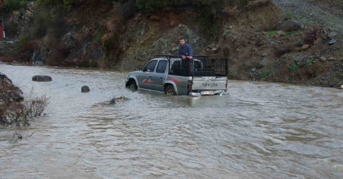 Sele teslim olan yollarda araçlar mahsur kaldı: Yaşanan zor anlar kamerada