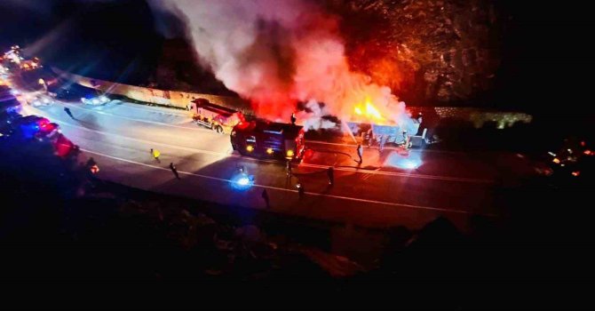 Isınan tekerlek balatalarından çıkan alevler sunta yüklü tırı yaktı