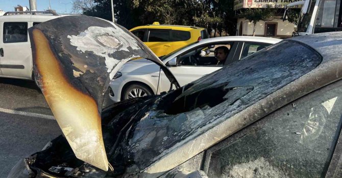 Seyir halindeki alev alan otomobil kullanılamaz hale geldi