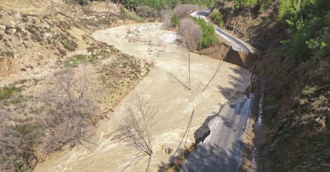Gazipaşa’da heyelan yolu yuttu