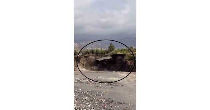 Aşırı yağışla birlikte yolda yaşanan çökme anı görüntülendi