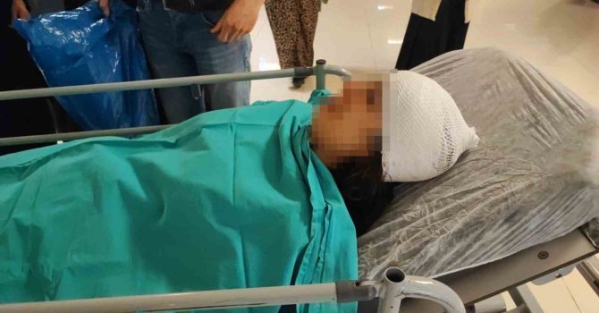 Ekmek almaya giderken sokak köpeklerinin saldırısına uğrayan genç kız yaralandı