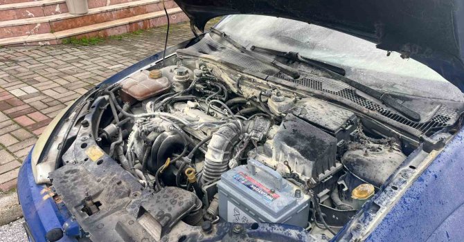 Alanya’da park halindeyken yanan otomobilin motor kısmında zarar oluştu