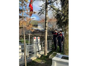 Eğirdir’de şehit kabirleri düzenli olarak denetleniyor