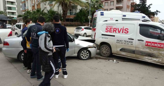 Antalya’da otomobil ile hafif ticari kavşakta çarpıştı: 3 yaralı