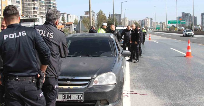 Otoyolda araç içinde sır ölüm: Başından tüfekle vurulmuş halde bulundu