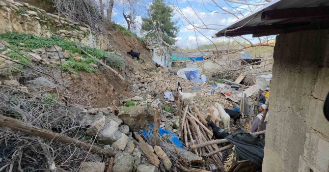 Depremde yıkılan evinin yerine yaptığı ahıra aşırı yağışta istinat duvarı çöktü