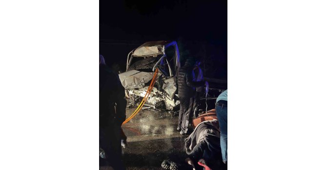 Burdur’da kamyonet ile tır çarpıştı: 2’si ağır 3 yaralı