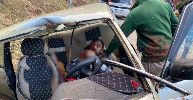 Kahramanmaraş’ta kopan kaya parçası otomobile isabet etti: 2’si ağır 4 yaralı