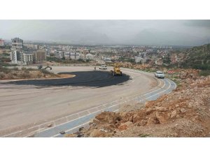 Kepez Belediyesi, yağmurun aşındırdığı yolları yeniledi