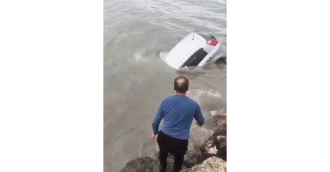 Aracıyla denize düşen sürücüyü Sahil Güvenlik kurtardı