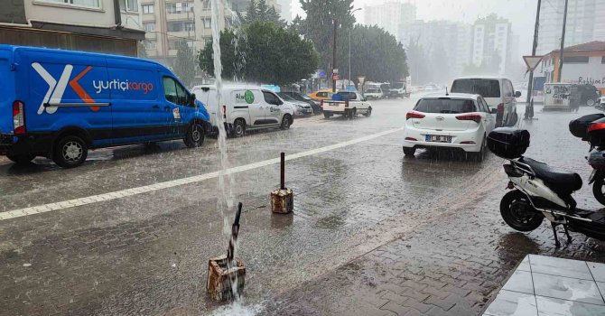 Kısa süren yağmur hayatı felç etti