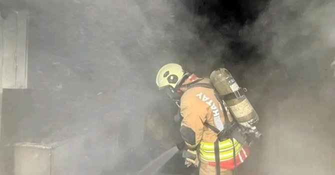 Hatay’da konteyner yangını büyümeden söndürüldü