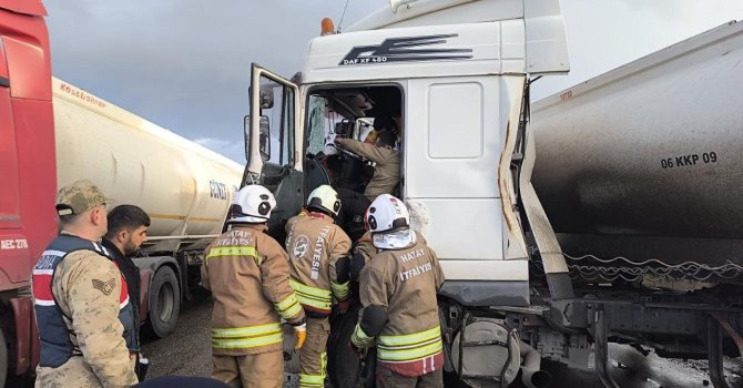Dörtyol’da tırla çarpışan tankerin sürücüsü yaralandı