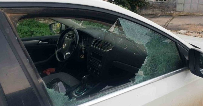 Kaldırım taşıyla camını kırdıkları otomobilden depremzede vatandaşın 100 bin TL’sini çaldılar