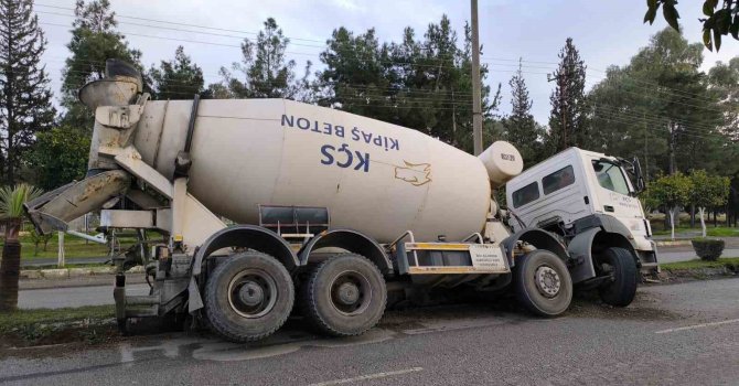 Çukura düşen beton mikseri devrilmeye ramak kala durdu