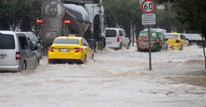 Adana’da sağanak yağışta yollar göle döndü