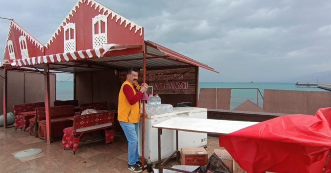İskenderun Belediyesi’nin Ramazan çadırları fırtınaya dayanamadı, o anlar kamerada