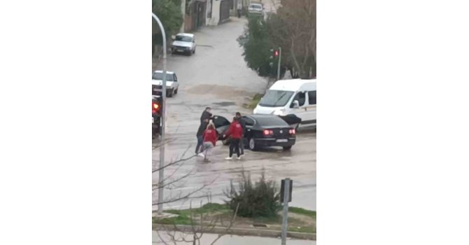 Adana’da bir kadının karıştığı sopalı kavga görüntülendi