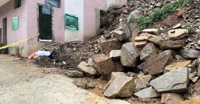 Osmaniye’de toprak kayması nedeniyle bir evde hasar oluştu