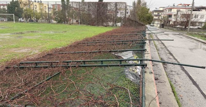 Tarsus’ta yağmur ve fırtına etkili oldu, seralar zarar gördü