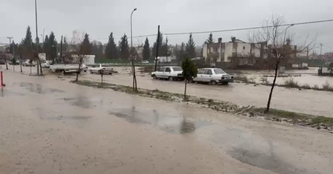 Osmaniye’de servis aracı mahsur kaldı, birçok bölgede su taşkını yaşandı