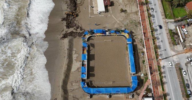 Alanya’da etkili olan fırtına sahildeki işletmede hasara yol açtı