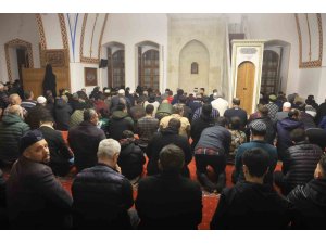 Depremin ardından Habibi Necar Camii’nde ilk teravihi kılındı