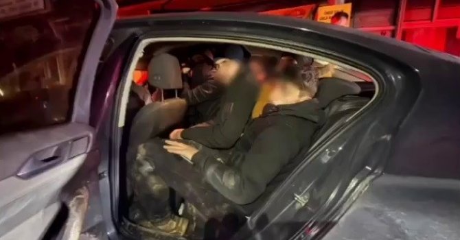 Otomobilin içinden 10 kaçak göçmen çıktı: 1 tutuklama