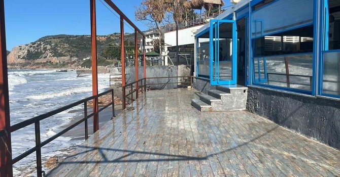 Alanya’da dalgalar balık lokantasını bastı
