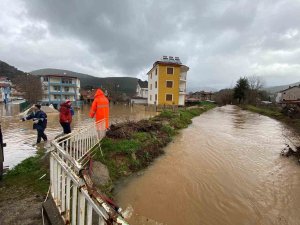 Taşkın suları tahliye ediliyor, bozulan yollar onarılıyor