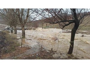 Ekinözü Belediyesi’nin yaptığı yol ilk yağmurda taşkın altında kaldı