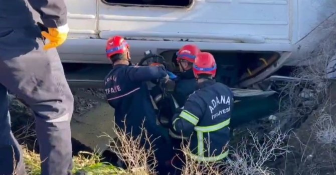 Adana’da öğrenci servisi şarampole devrildi: 2’si ağır 9 yaralı