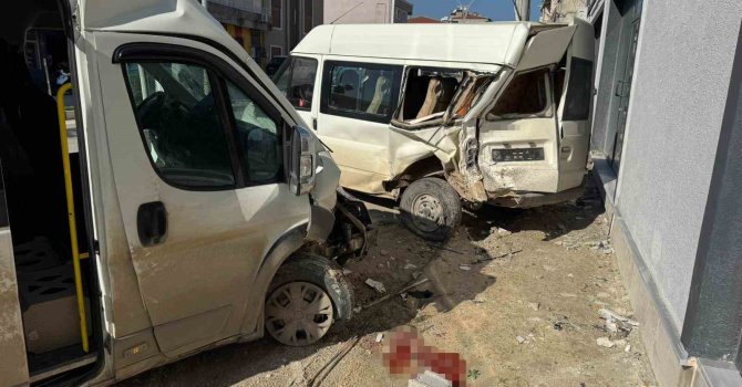 Minibüsün, park halindeki minibüse çarptığı kazada 2 kişi yaralandı o anlar kamerada