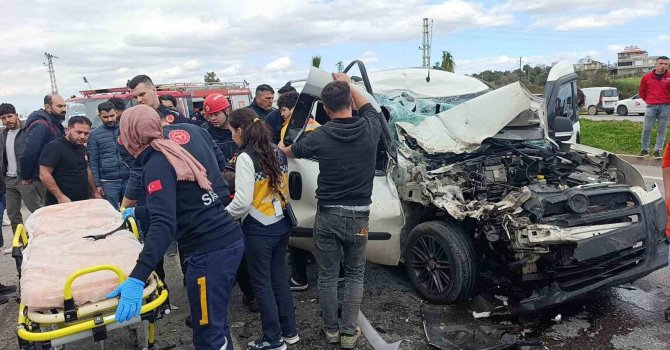 Hafif ticari aracın çarptığı midibüs devrildi: 7 yaralı