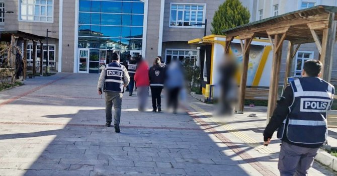 Burdur’da 1 milyon değerinde sahte altın sattılar, polisten kaçamadılar