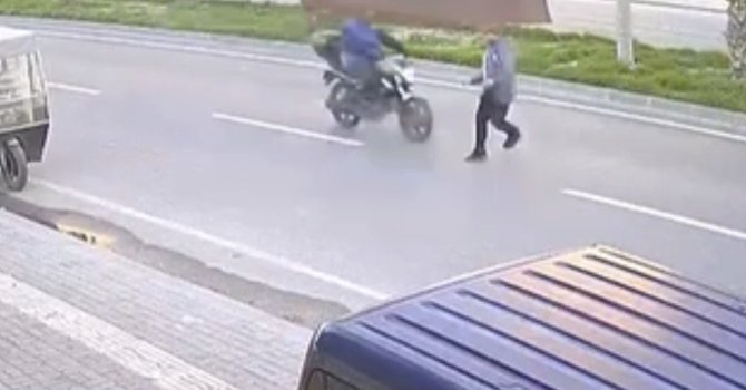 Yolun karşısına geçerken motosikletin çarptığı bir kişi yaralandı