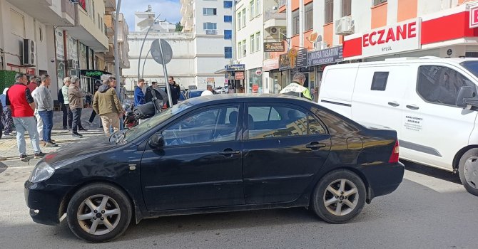 Otomobil ile çarpışan motosikletli metrelerce savruldu