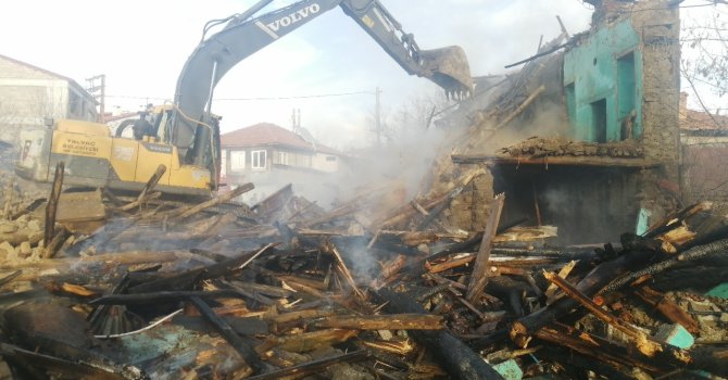 Isparta’da kerpiç ev yangında kullanılamaz hale geldi