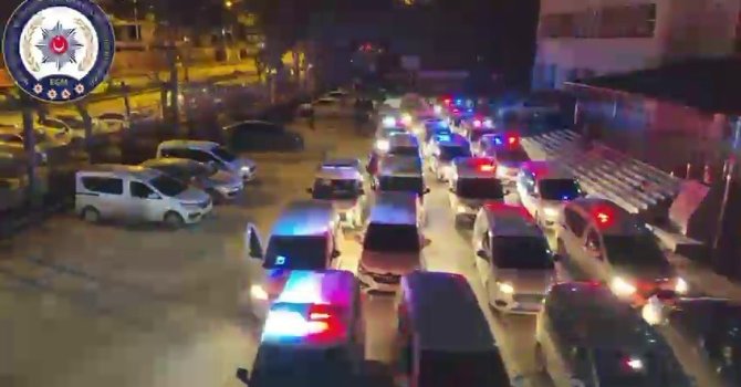 Hatay merkezli 8 ilde ‘Gümrük geçişinde rüşvet’ operasyonunda milyonlarca TL’lik döviz ve silah ele geçirildi