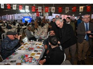 Kepez’de Ramazan bereketi iftar sofraları kuruldu, lokmalar dağıtıldı