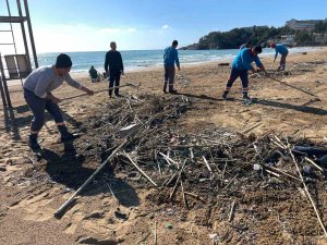 Alanya’da fırtına sonrası plajlarda temizlik yapıldı