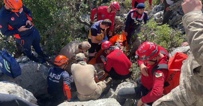 Keçilerin peşinden gidip kaya yarığına sıkışan Ayşe teyze komşularını dinlememiş