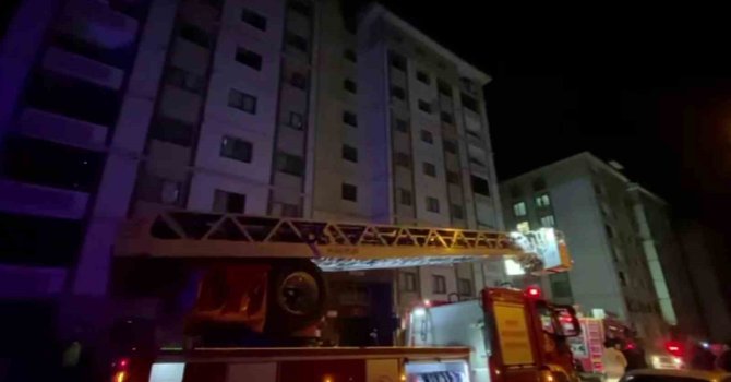 Yangında evdeki tüp patladı: Binada mahsur kalan 13 kişiyi itfaiye ekipleri kurtardı
