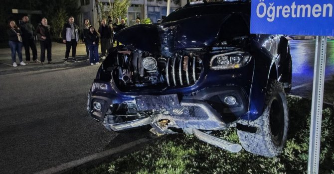 Gazipaşa’da kamyonet refüje çıktı: 2 yaralı