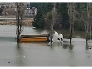 Adana’da köyü su bastı: Yollar kapandı, bir kamyon suya gömüldü